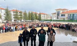 Miniklerden Polislere Unutulmaz Sürpriz: Okul Bahçesinde Alkışlarla Karşılandılar!