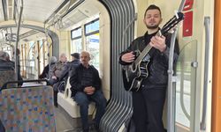 Eskişehir Tramvayında Müzik Molası: Genç Gitarist Yolcuları Mest Etti!