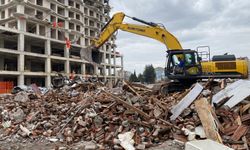 Eskişehir Kurtuluş Mahallesi’nde İkinci Yıkım: Çöken Binanın Yanındaki Riskli Yapı da Yıkıldı