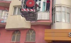 Sivas’ta Pencereye Çıkan Kadın Ekiplere Zor Anlar Yaşattı