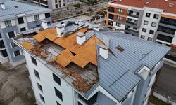 Eskişehir Batıkent’te Dev Çatı Sokağın Ortasına Uçtu!