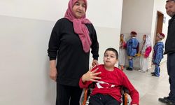 Engelli Torununu 23 Nisan Gösterisine Hazırlayan Anneanne