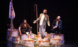 Absürd Tiyatronun Ustası Mrożek Eskişehir’de: "Açık Denizde" İzleyiciyi Büyüledi