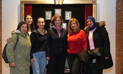 Başkan Ayşe Ünlüce Şehir Tiyatroları’nın Unutmak Oyununu izledi