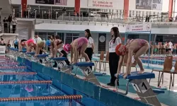 Minik yüzücülerden büyük performans