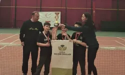 Minik raketler kortta parladı