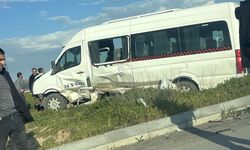 Eskişehir'de İşçi Servisi ile Otomobil Çarpıştı!