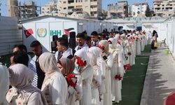 Gazze’de saldırılara rağmen 50 çift için toplu düğün yapıldı