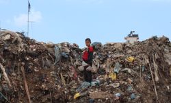 Gazzeli çocuklar hayatta kalmak için çöp yığınları arasında