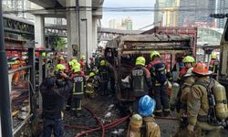Bangkok'ta tren otobüse çarptı: 8 kişi yaşamını yitirdi