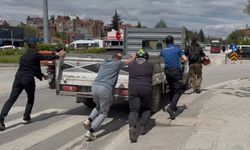 Eskişehir'de Yolda Kalan Kamyonetin İmdadına Polis ve Sürücüler Yetişti!