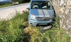 Kontrolden çıkan otomobil duvara çarptı!