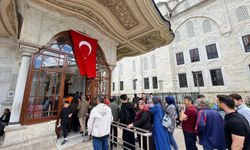 Fethin 573. yılında Fatih'in türbesinde metrelerce kuyruk!