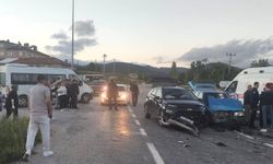 Domaniç'te İki Otomobil Çarpıştı: 3 Kişi Yaralandı