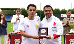 Ozan İsmail’e büyük onur