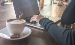Kafelerde Laptoplu Müşteri Gerilimi: İstanbul'da Yeni Yasaklar Kapıda!