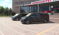 CHP Genel Merkezinde İki Lüks Minibüs Satışa Sunuldu