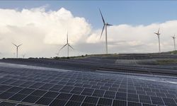 Bakan Bayraktar Duyurdu: Elektrik Kurulu Gücünün Üçte Biri Rüzgar ve Güneşten