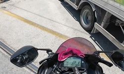 Motosikletlinin Kamyondan Kıl Payı Kurtulduğu Anlar