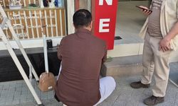 Eskişehir'de Tabelaya Sıkışan Yavru Kediyi Esnaf Kurtardı!