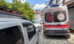 Mudurnu'da hatalı park yüzünden ambulans sokağa giremedi
