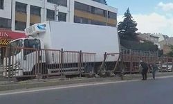 Eskişehir'de el freni çekilmeyen kamyon akan trafiğin arasına daldı!