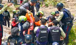 Venezuela'da enkaz altında kalan Moises 6 saat sonra kurtarıldı