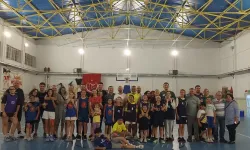 Kızlar velilerine geçit vermedi