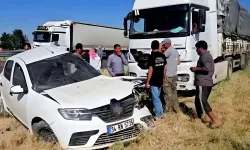 YKS Yolunda Tırla Çarpışan Otomobilde 1 Öğrenci Ağır Yaralandı