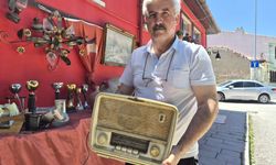 Eskişehirli Antikacı Vefat Edenlerin Evlerinden Yaşanmışlık Topluyor