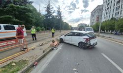 Bariyerleri Parçalayıp Tramvay Yoluna Girdi, Anne ve Kızı Yaralandı!