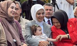 Bakan Göktaş’ın Kucağındaki Çocuklar Neşe Kattı