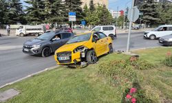Eskişehir'de Otomobil Refüje Çıktı, Trafik Aksadı