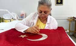 Türk Bayrağı Geleneksel Nakışla Hayat Buluyor