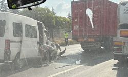 Eskişehir’de Minibüs Tıra Çarptı: Sürücü Sıkıştı