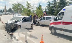 Eskişehir’de Kafa Kafaya Çarpışma: Araçlar Hurdaya Döndü