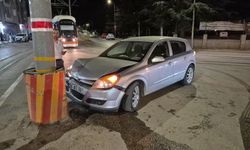 Eskişehir’de Otomobil Tramvay Direğine Çarptı