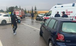 Eskişehir'de 3 araç kaza yaptı, 2'si ağır 6 yaralı!