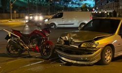 Kartopu Caddesi kavşağında can pazarı: Motosiklet ve otomobil çarpıştı