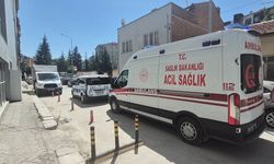 Elinde Tabancayla Kaldırımda Yatan Genç Panik Yarattı