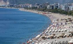 Antalya’da Vatandaşlar Kavurucu Sıcaklardan Bunaldı