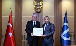Anadolu Üniversitesi YÖKAK Kurumsal Akreditasyon Belgesini Aldı