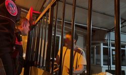 Cami Bahçesinde Kilitli Kalan Vatandaş Taş Atarak Yardım İstedi