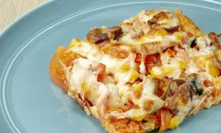 Fırında Bayat Ekmek Pizzası Tarifi: 15 Dakikada Pratik Lezzet
