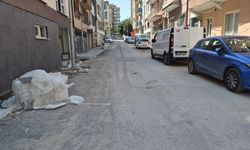 Kurtuluş Mahallesi'ndeki Bozuk Yollar Sürücüleri Zorluyor
