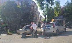 Eskişehir Eti Caddesi’nde İki Otomobil Çarpıştı