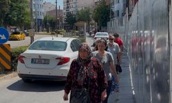 Eskişehir’de İnşaat Paravanı Yayaları Trafiğe İtti