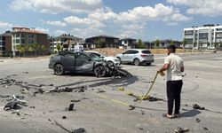 Eskişehir’de Otomobil Tuğla Yüklü Tırla Çarpıştı