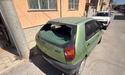 Eskişehir’de Elektrik Direği Parçası Aracın Camını Kırdı