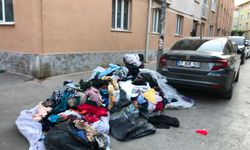Eskişehir'de kaldırımı kapatan kıyafet yığını dikkat çekti